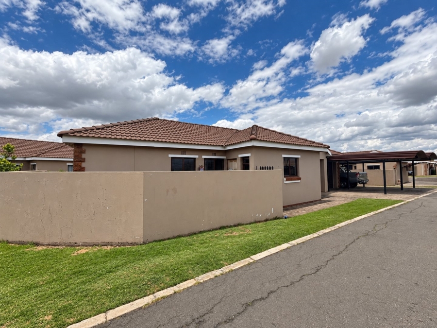 To Let 3 Bedroom Property for Rent in Hillside Free State